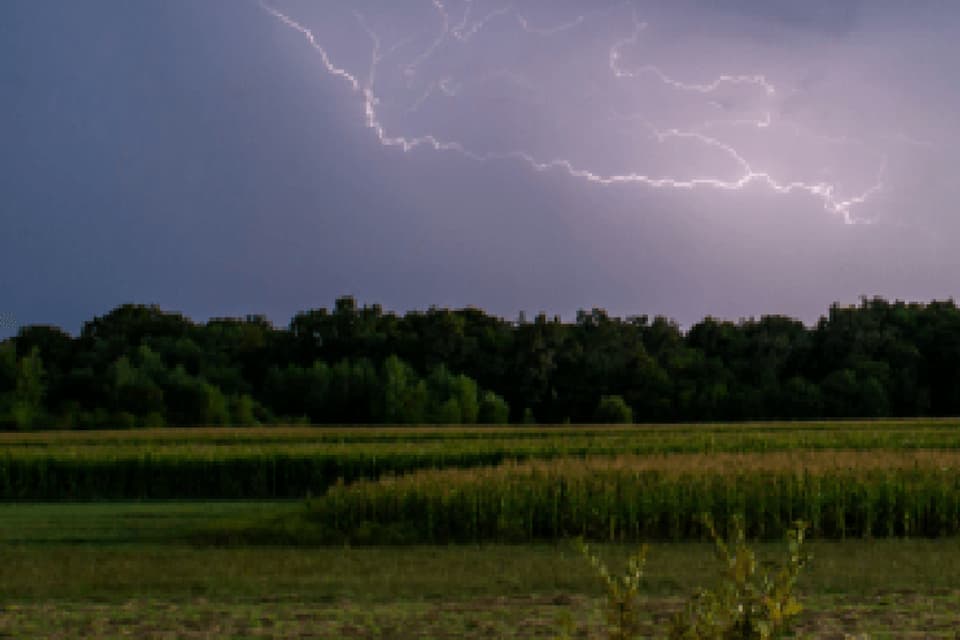 Tormenta eléctrica sobre un campo