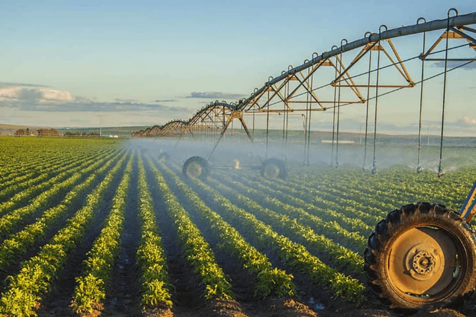 Equipo de riego por pivote regando un cultivo